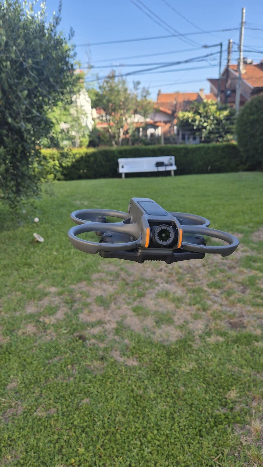 Drone apoyado sobre el pasto