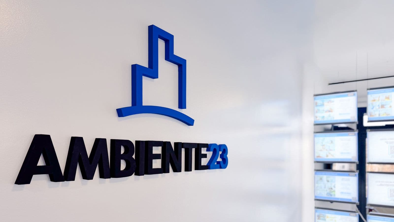 La pared con el logo en la oficina de Bonpland 2363