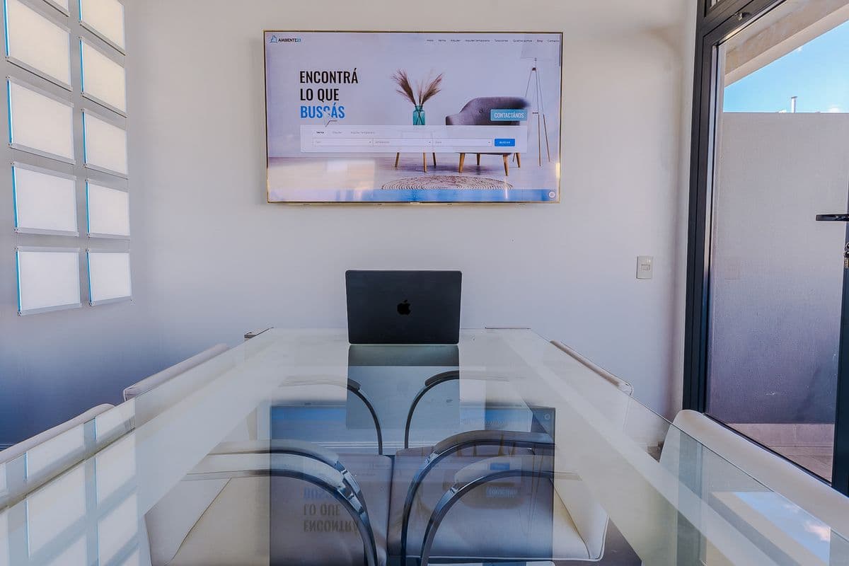 Mesa de atención frente a la pantalla