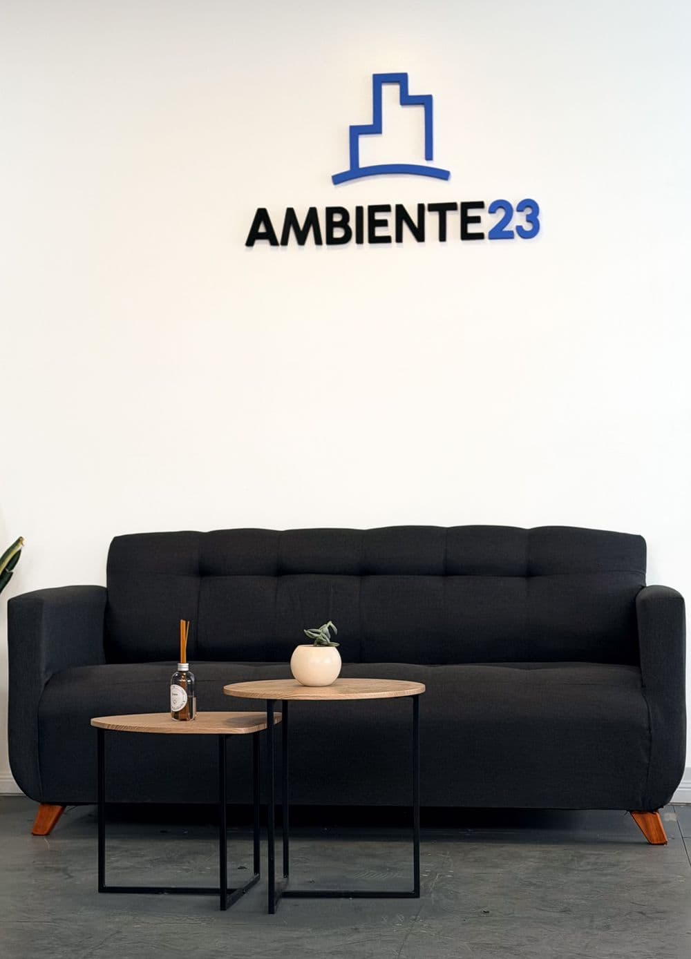 Recepción con el logo en la pared