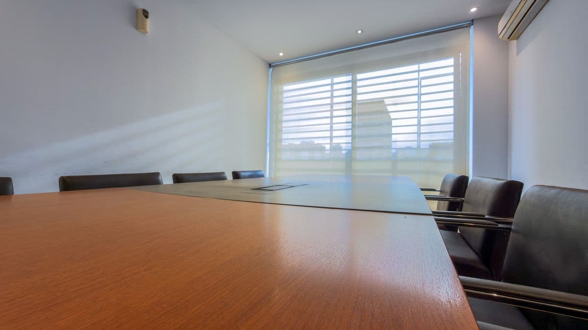 Sala de reuniones con mesa larga de madera