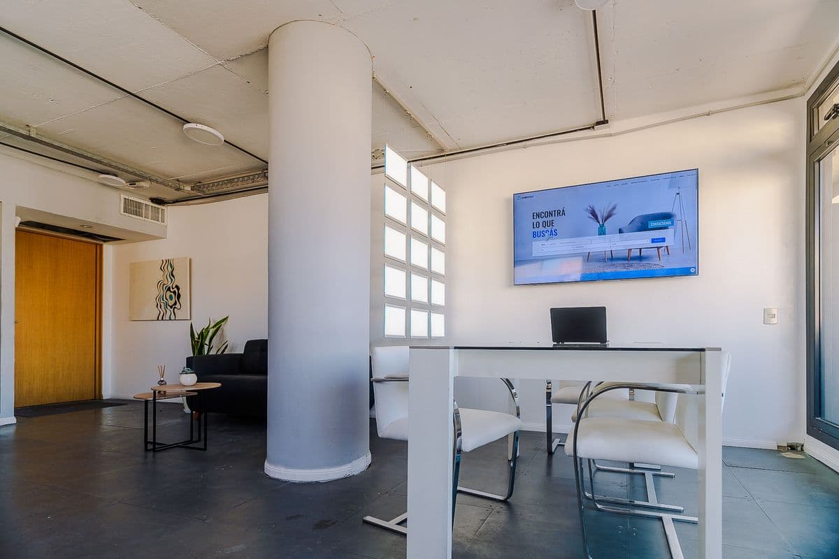 Puesto de trabajo con ventanal y vista a Palermo